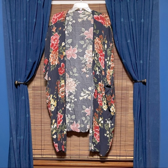 Flowy Floral Ruana - Picture 3 of 4